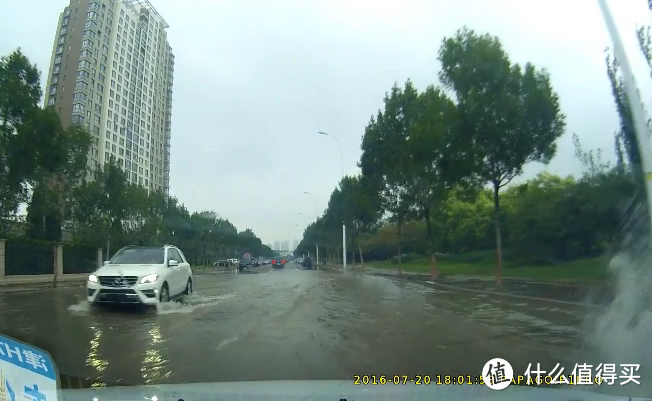 暴雨天气涉水安全行车和文明行车那些事