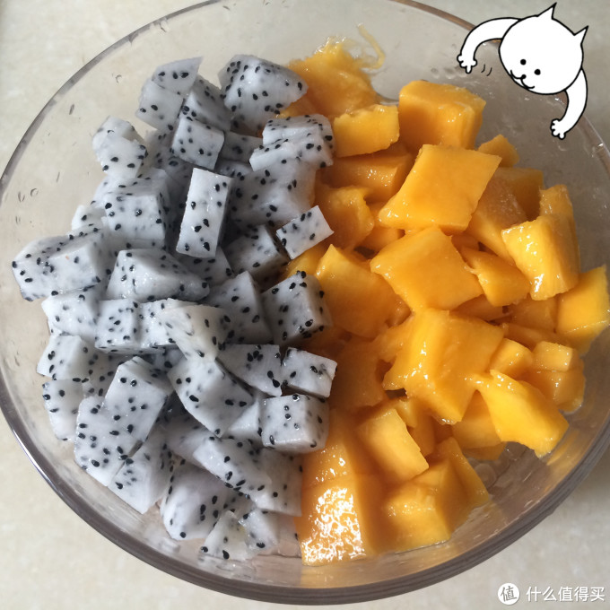 火龙果是纯装饰用,放在一起色彩对比比较好看,可要可不要5,倒入椰汁