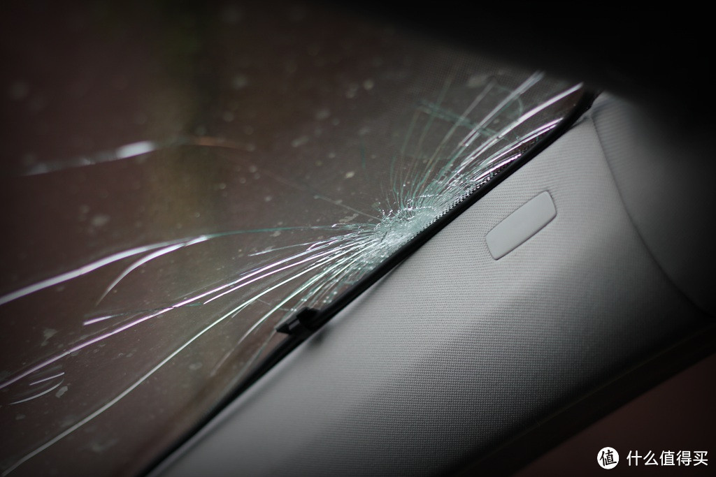 悲剧——高尔夫6前挡风玻璃被砸&报警保险维修经验