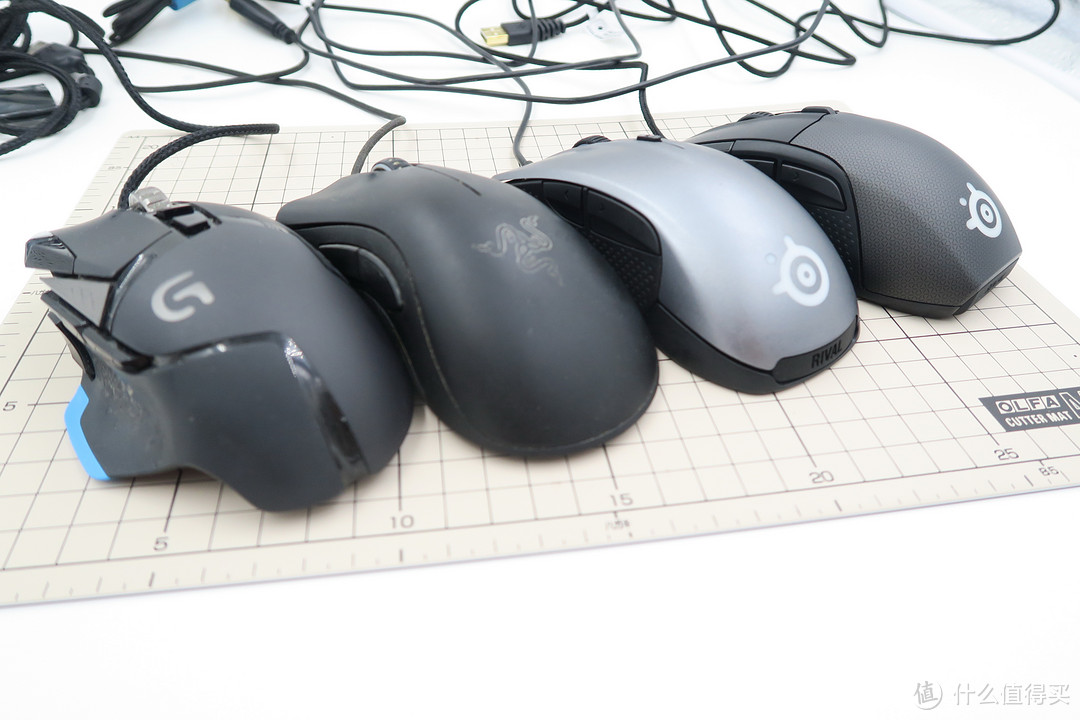 钢厂新品,带显示屏的游戏鼠标SteelSeries Rival 700
