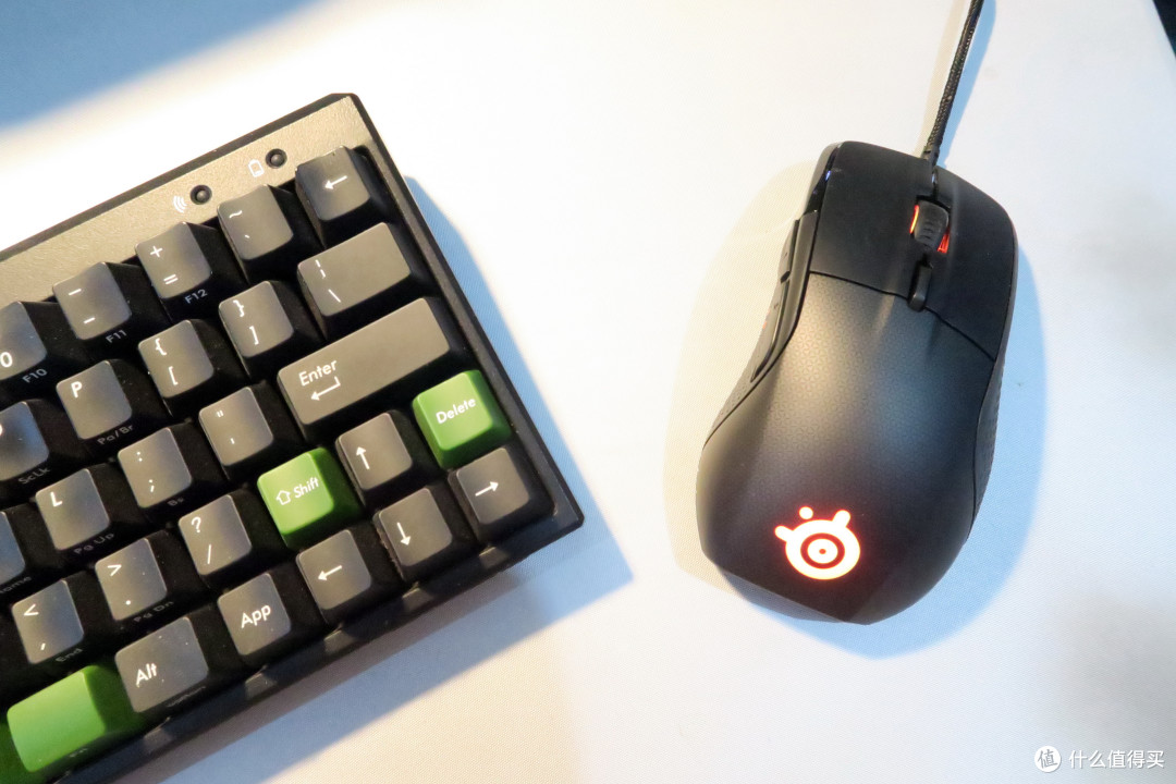 钢厂新品,带显示屏的游戏鼠标SteelSeries Rival 700
