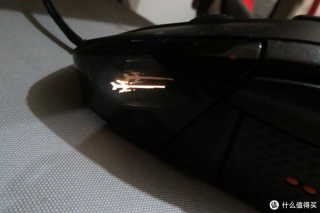 钢厂新品,带显示屏的游戏鼠标SteelSeries Rival 700
