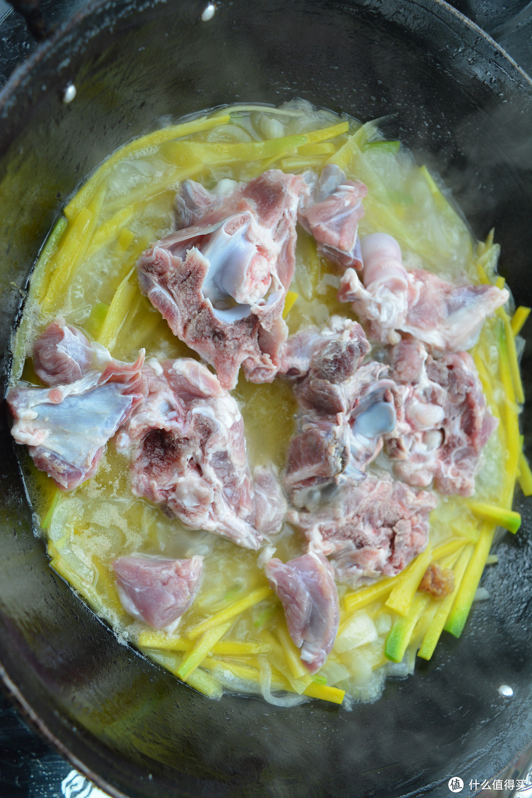 西域美食盛宴：铁锅抓饭和馕包肉