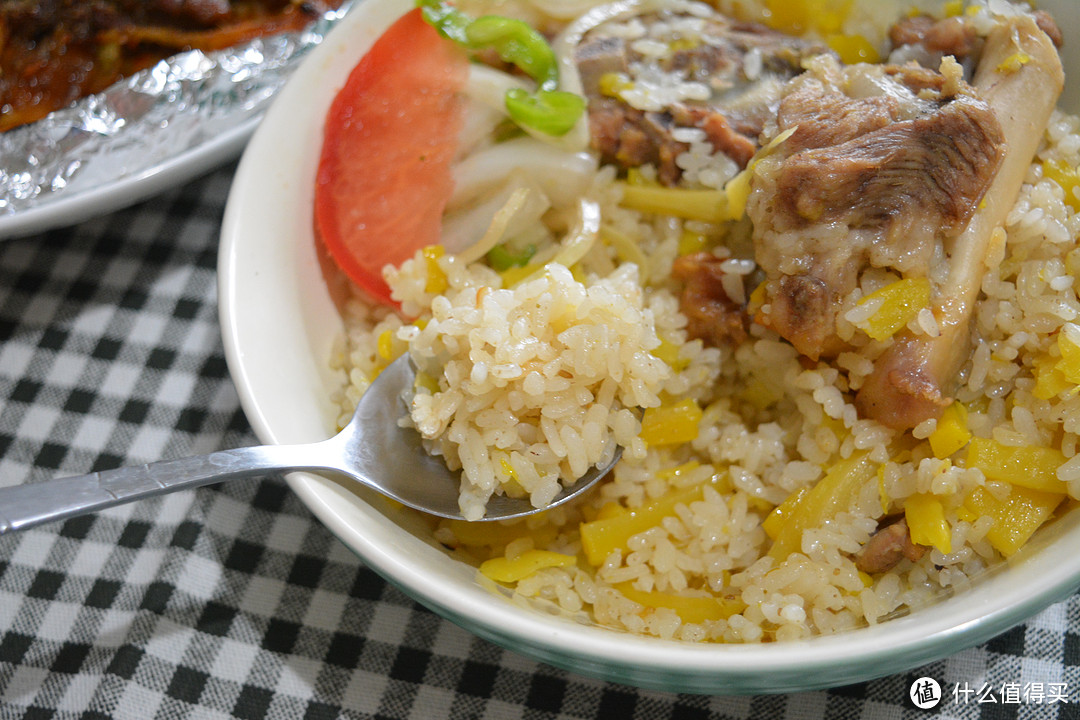 西域美食盛宴：铁锅抓饭和馕包肉