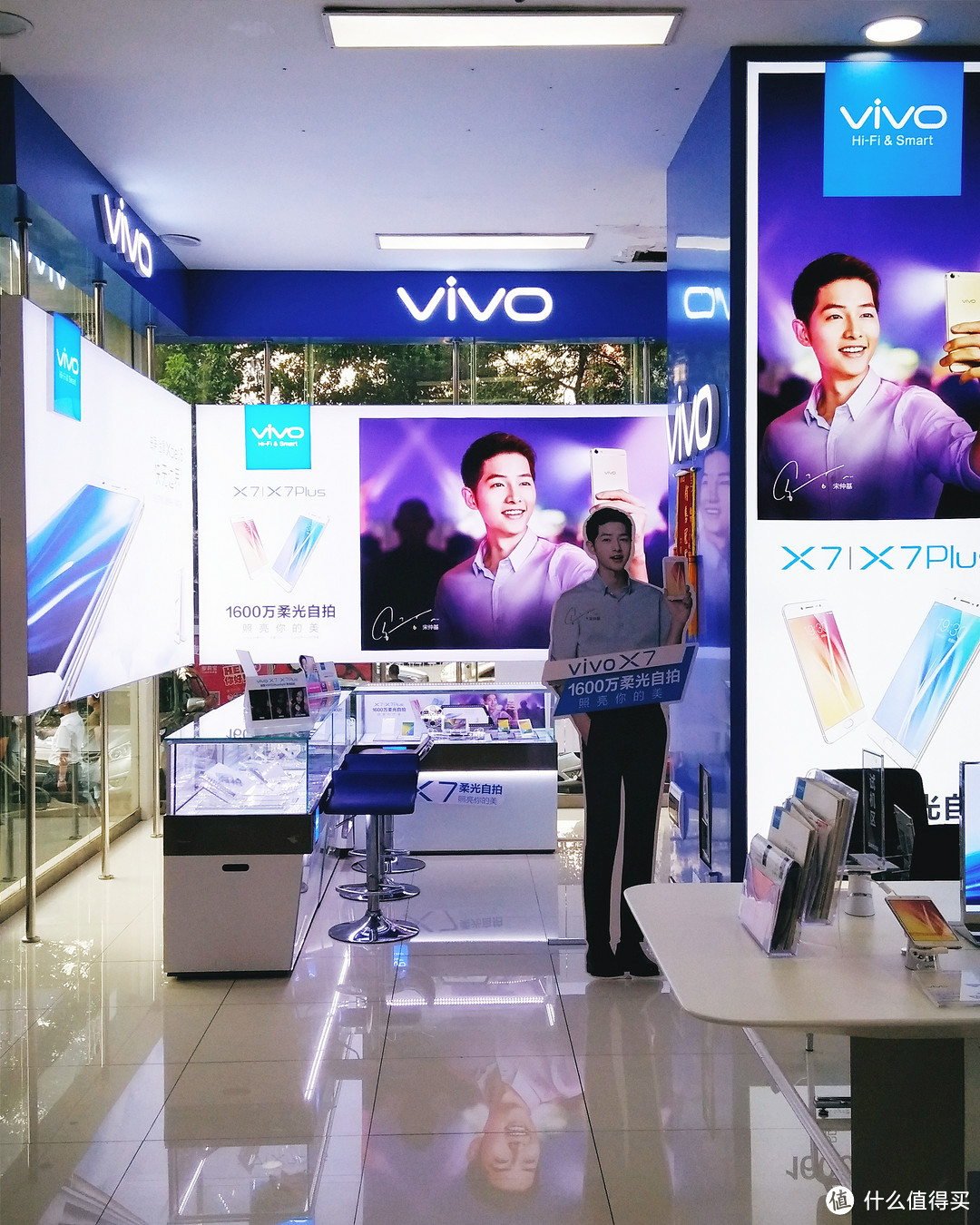五个妹子玩自拍:vivo X7柔光自拍手机诚意测评