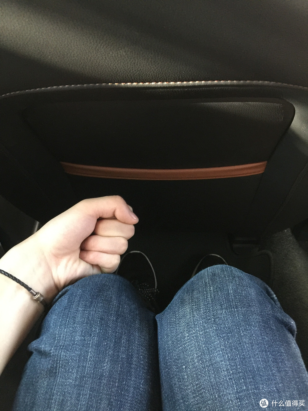 驾驶位调整到我自己合适的位置，腿部空间两拳，足够用了。