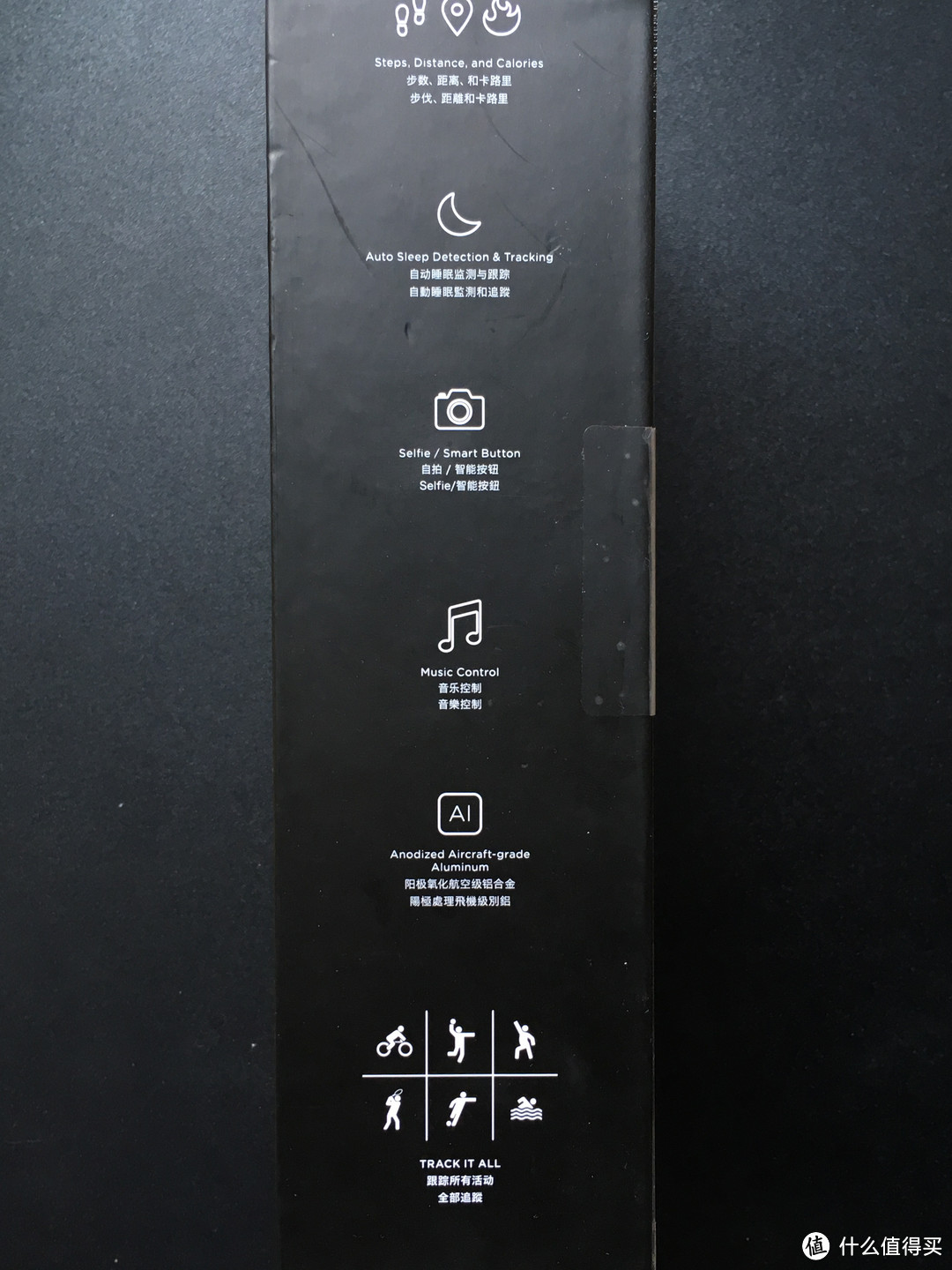 ▲盒子的左侧介绍了它的主要功能，包含睡眠监测／拍照遥控等。