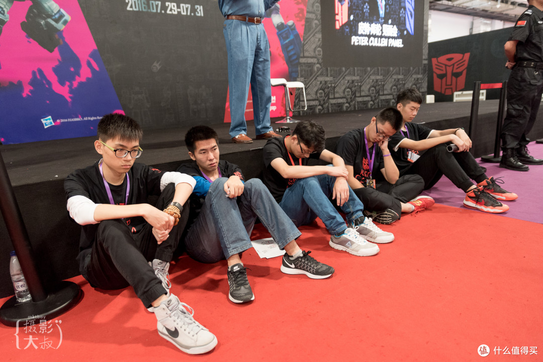 只是这些青年志愿者似乎并不太认识库伦先生，只是满脸疲态。