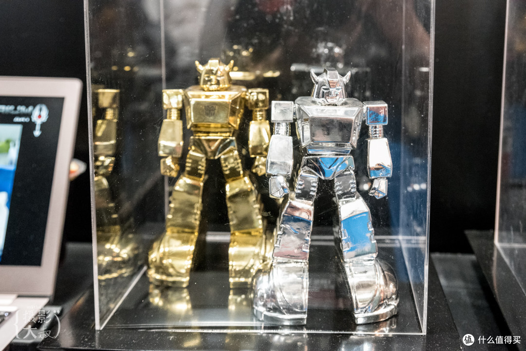 金色银色限量大黄蜂雕像