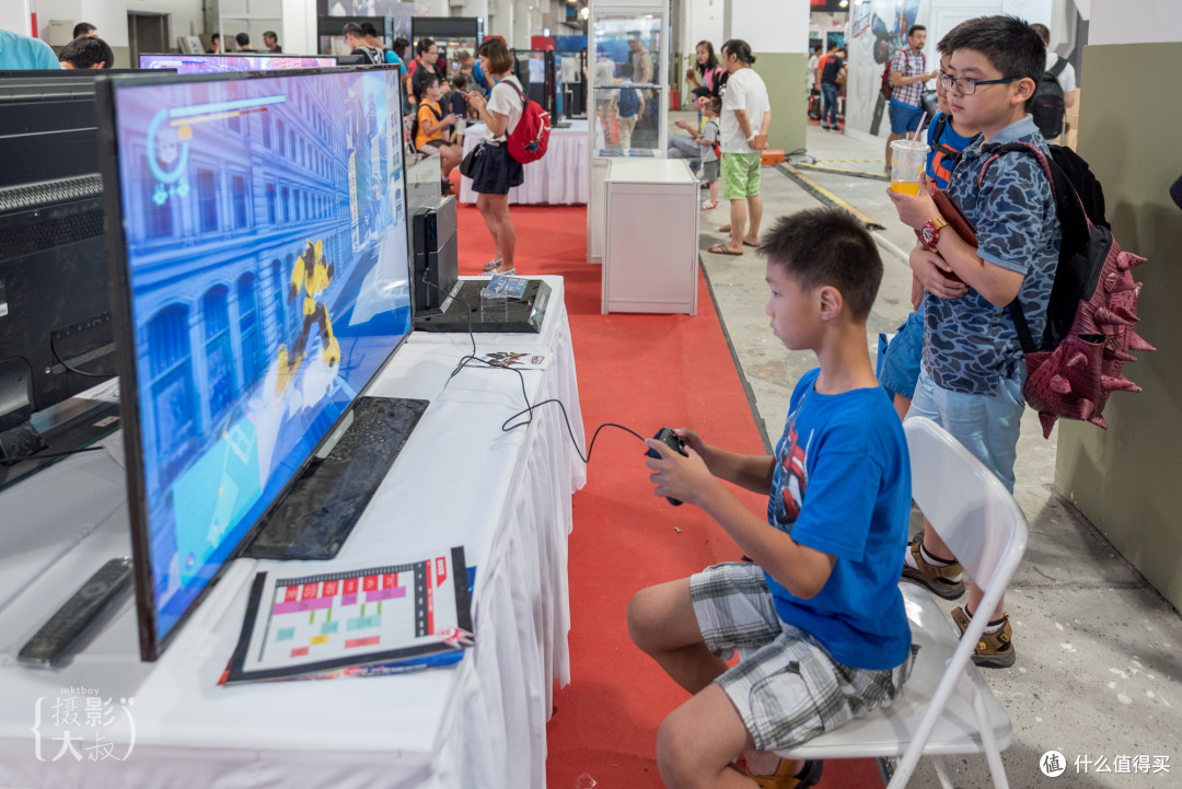 PS4试玩区的变形金刚动作游戏也吸引了不少孩子。