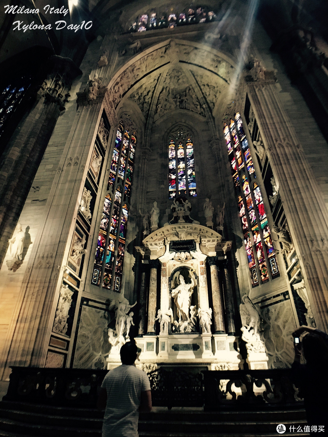 阳光透过彩色玻璃，为米兰大教堂打上一层圣神的光晕