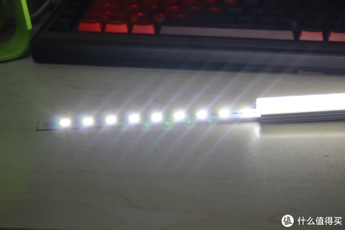 照亮我的电脑——雷士照明 LED 镜前灯 开箱