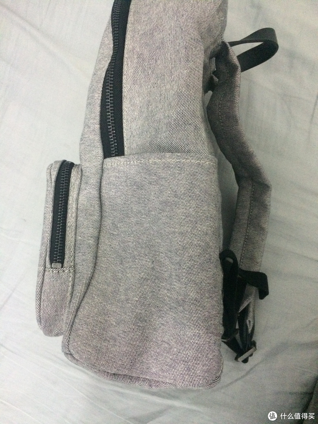 极简主义双肩包：Everlane  Modern Zip Backpack