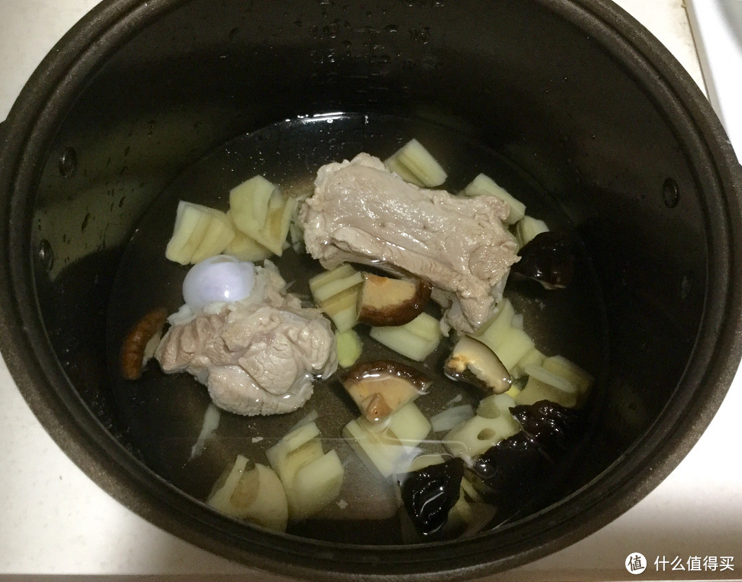 再忙也该好好做饭吃——长出玫瑰的香菇油菜+超懒做法的筒骨莲藕汤