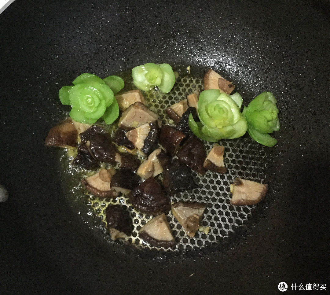 再忙也该好好做饭吃——长出玫瑰的香菇油菜+超懒做法的筒骨莲藕汤