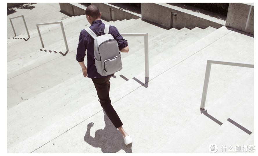 极简主义双肩包：Everlane  Modern Zip Backpack