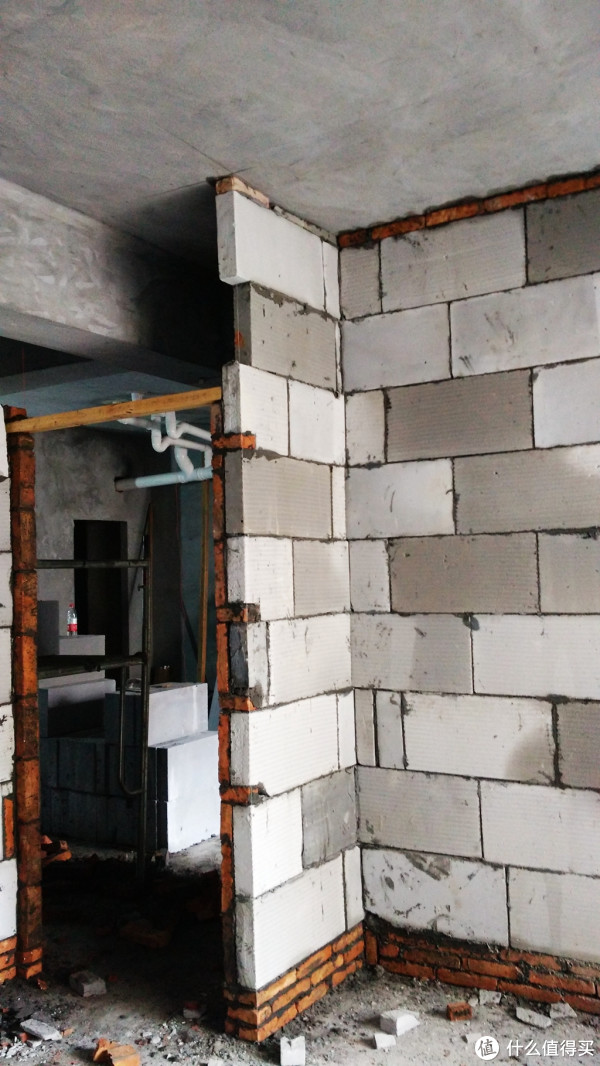 当时为了节省成本,就用了一种比较新型的砌墙材料——泡沫砖(又叫气泡
