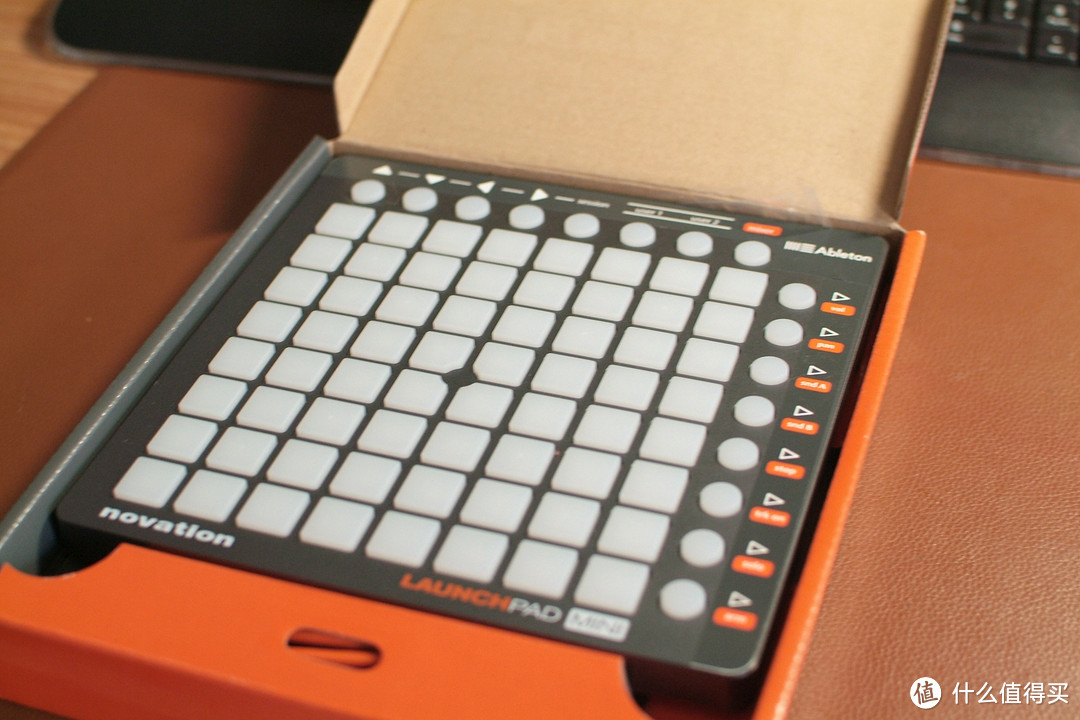 #本站首晒# 跑马灯的板子你威武雄壮 — Novation Launchpad Mini midi控制器