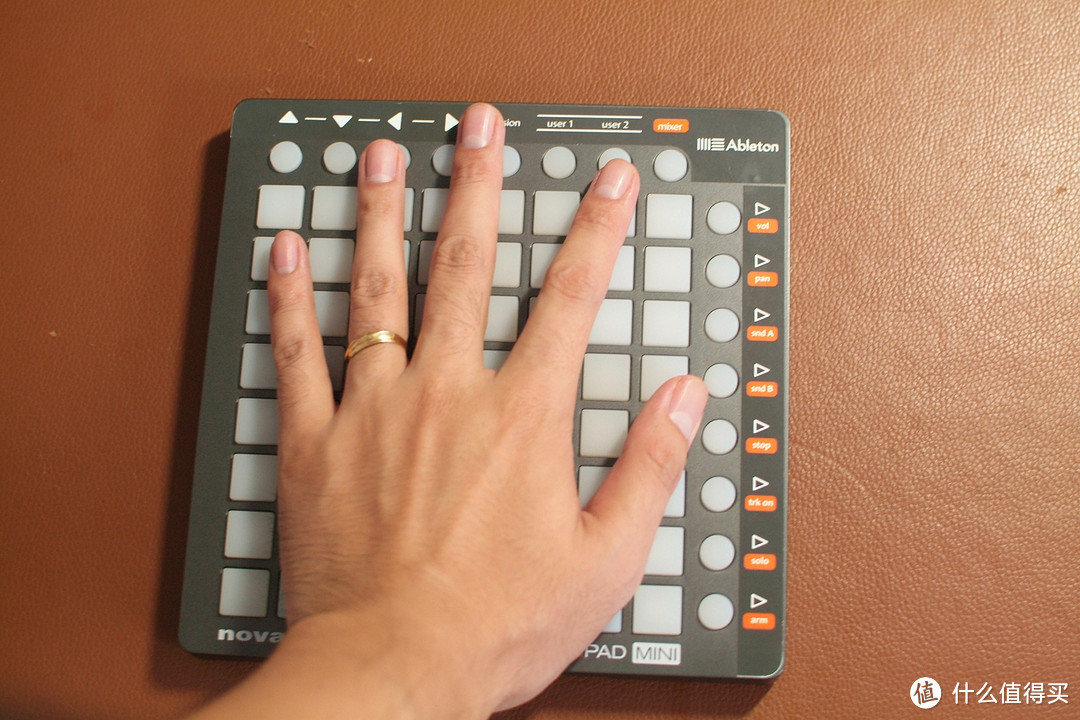 #本站首晒# 跑马灯的板子你威武雄壮 — Novation Launchpad Mini midi控制器