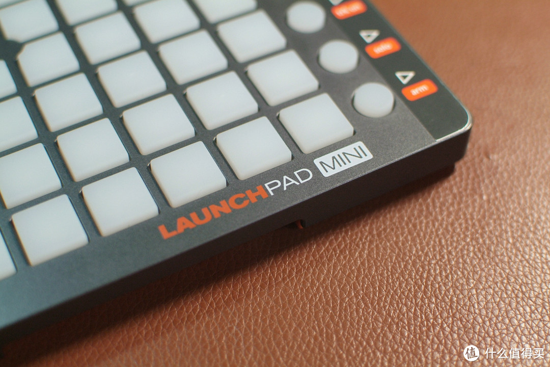 #本站首晒# 跑马灯的板子你威武雄壮 — Novation Launchpad Mini midi控制器