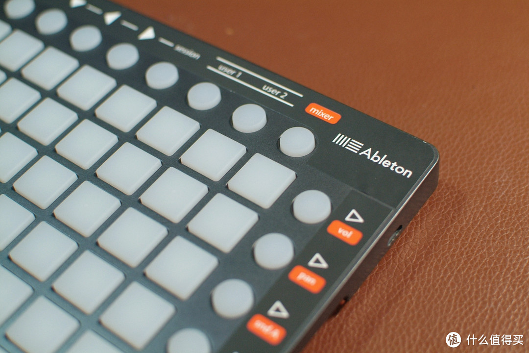 #本站首晒# 跑马灯的板子你威武雄壮 — Novation Launchpad Mini midi控制器