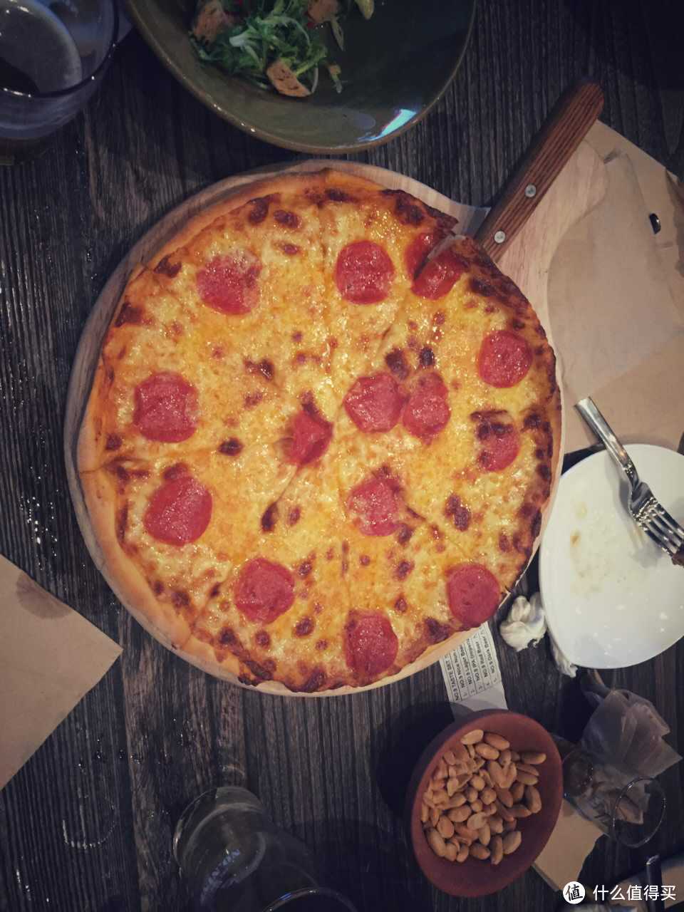 意式薄底披萨，萨拉米香肠加芝士