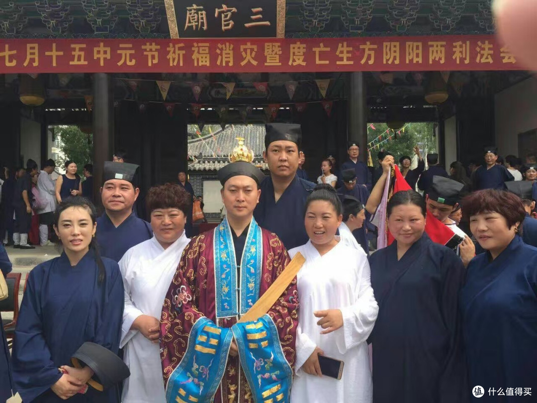 昧斯诮碜吹牡烙巡攀钦嬲某黾椅,然后拿着冠巾状去道协申请道士证