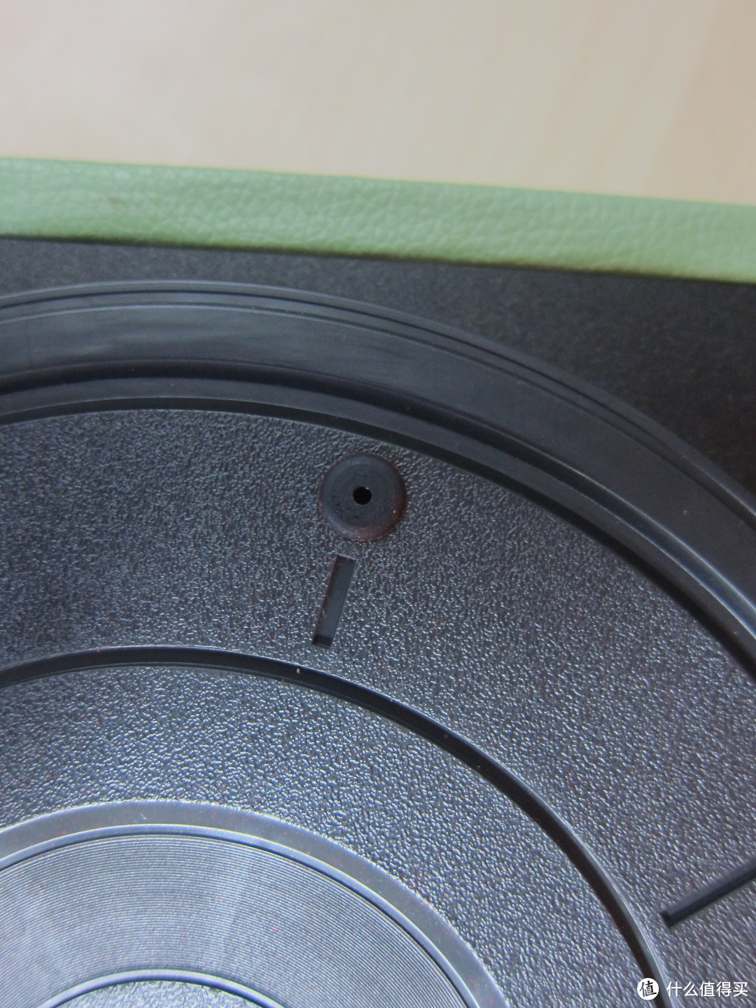 唱片转盘上有三个黑色橡胶垫，主要用于防滑