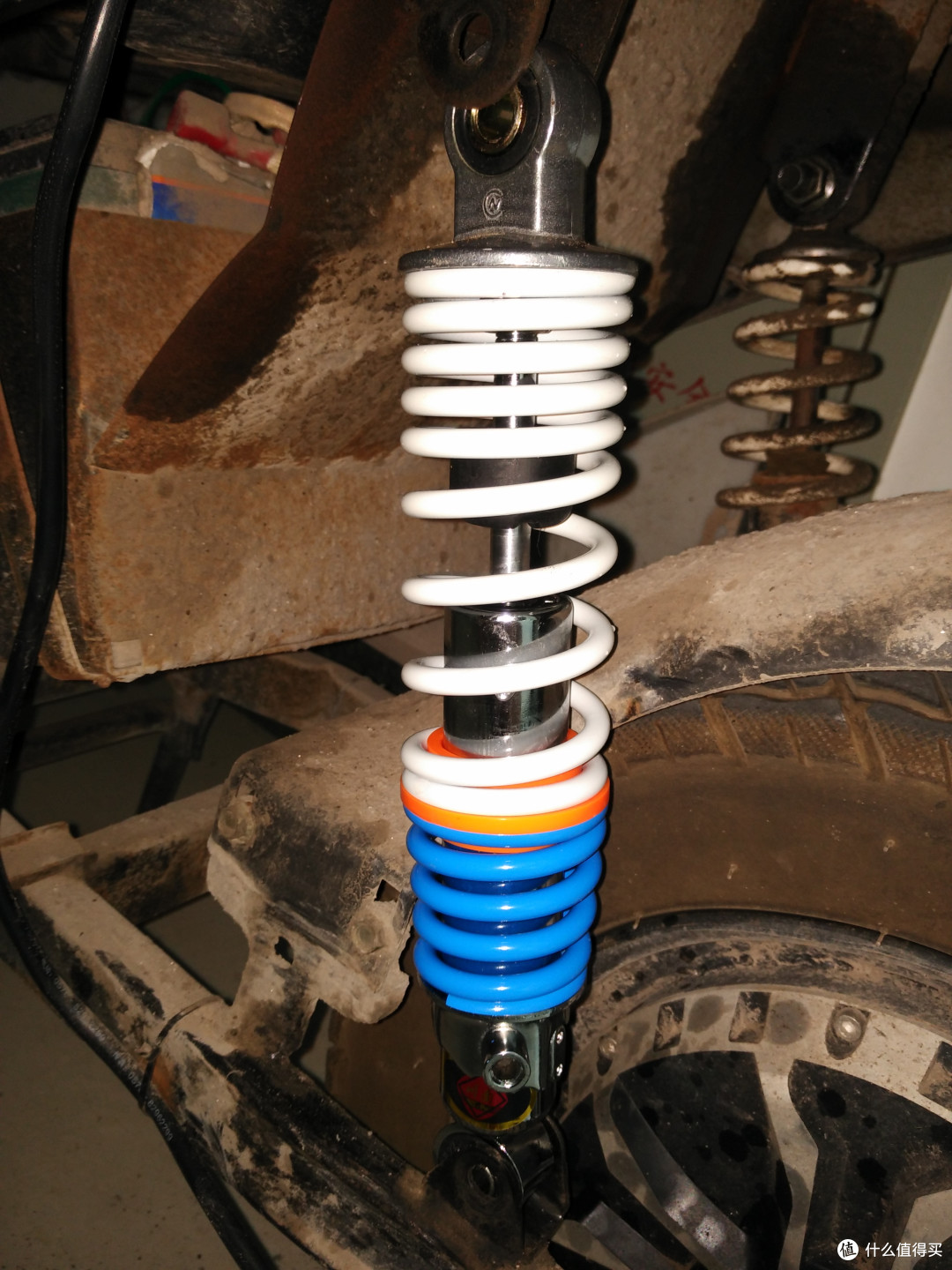 自己动手diy 篇一:更换电动摩托车后避震器