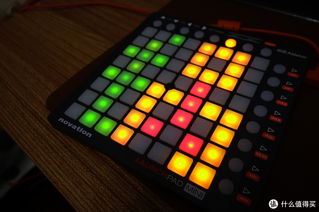 #本站首晒# 跑马灯的板子你威武雄壮 — Novation Launchpad Mini midi控制器