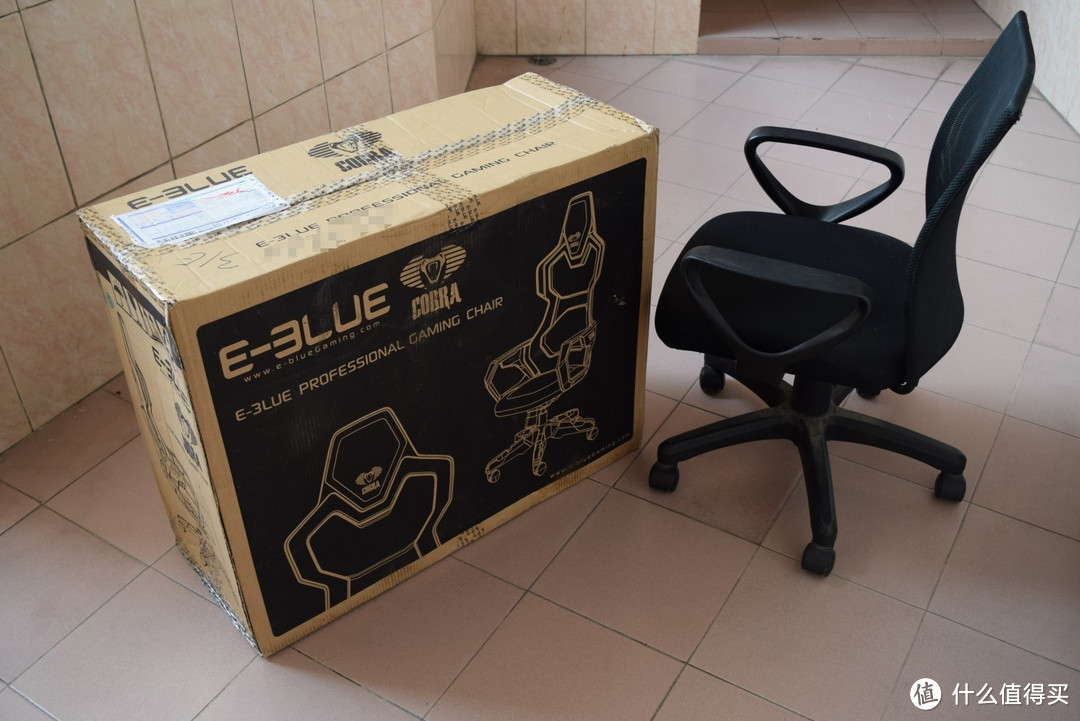 新到的E-3LUE 宜博 电竞椅 开个箱
