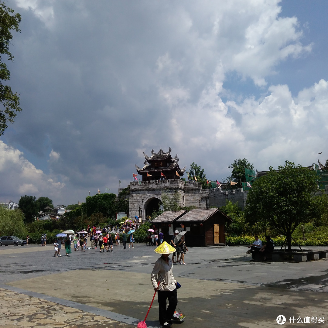 天青色等烟雨：贵阳青岩古镇雨中一瞥