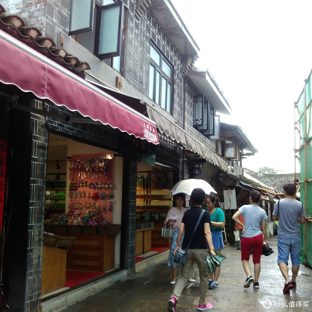 天青色等烟雨：贵阳青岩古镇雨中一瞥