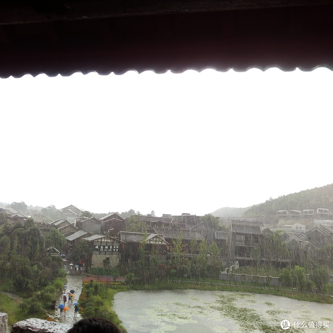 天青色等烟雨：贵阳青岩古镇雨中一瞥