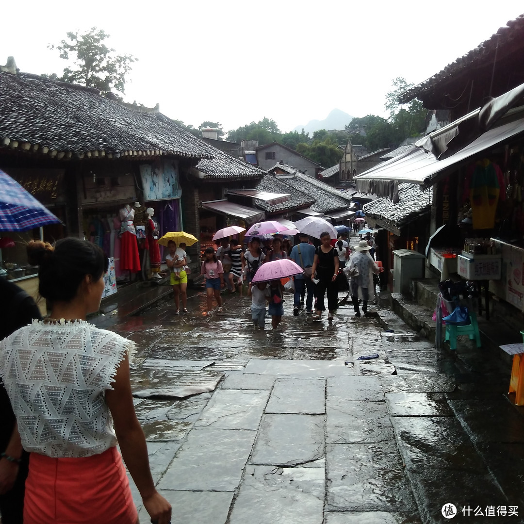 天青色等烟雨：贵阳青岩古镇雨中一瞥