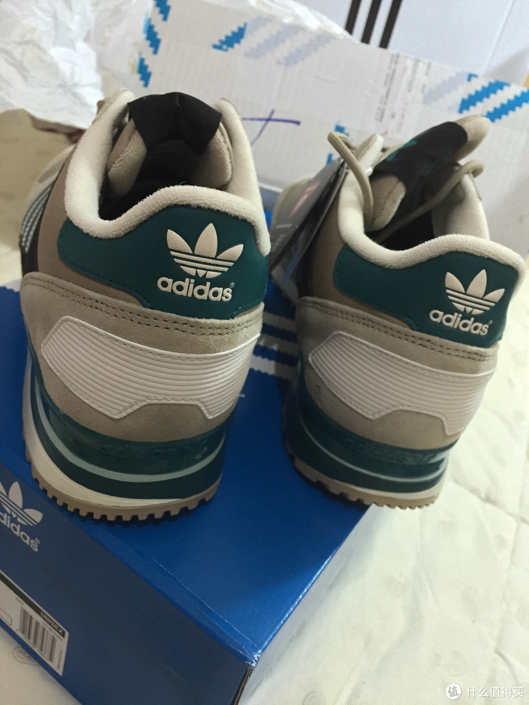 悠然街头——Adidas 阿迪达斯 Originals   ZX 700 休闲跑步鞋