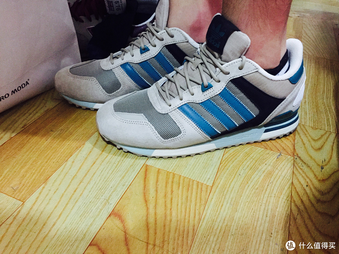 悠然街头——Adidas 阿迪达斯 Originals   ZX 700 休闲跑步鞋