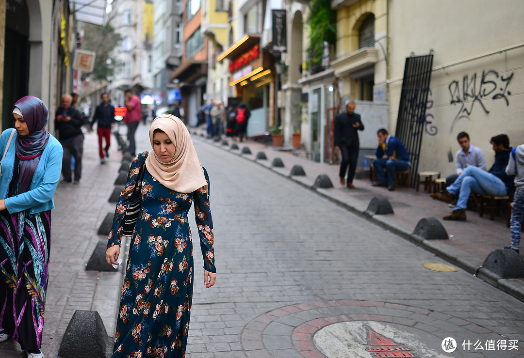 伊斯坦布尔街头的穆斯林妇女