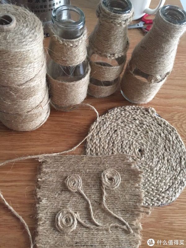 4,制作杯垫会比较推荐用 粗的麻绳或者细绳编成三股,否则会掉毛