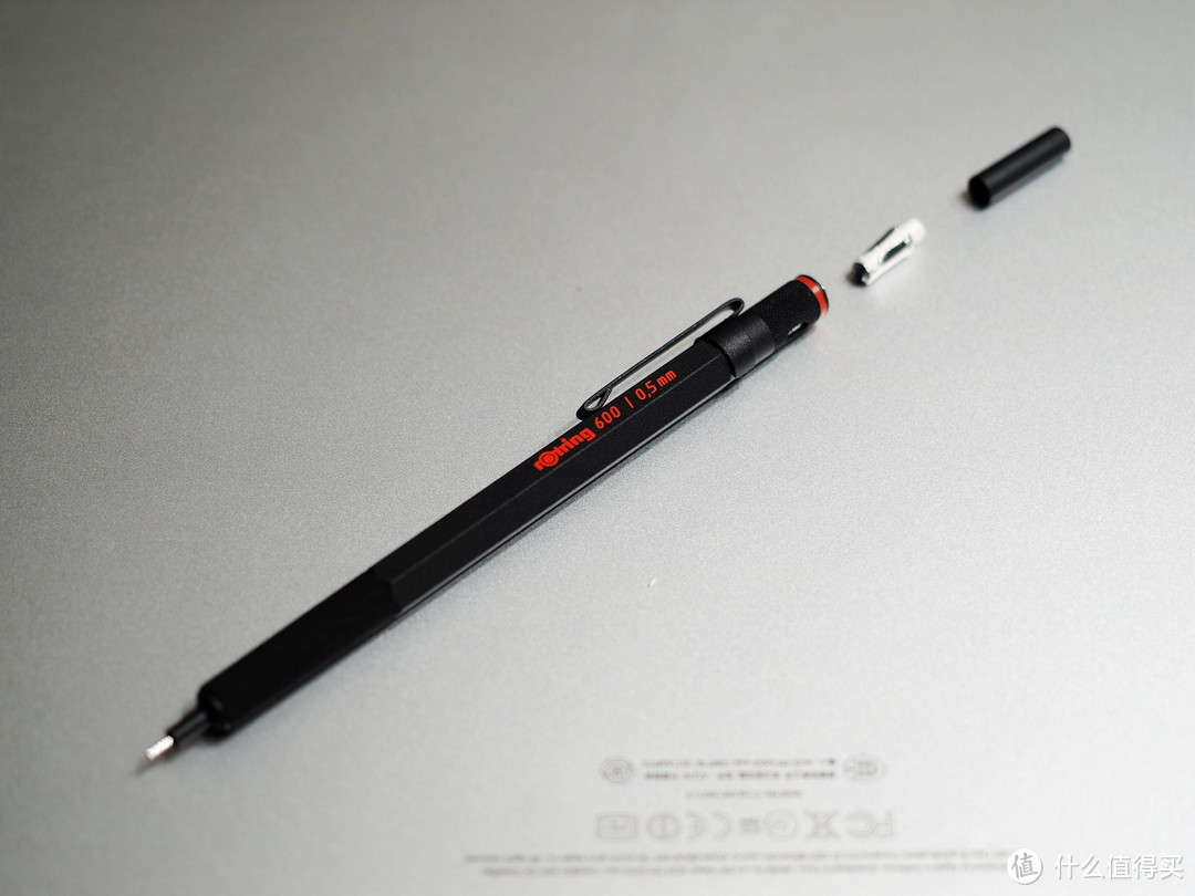 铅笔本体：拔下尾部的盖子、橡皮后可以放入笔芯。
