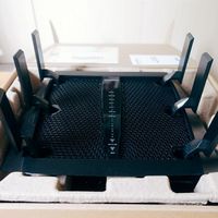 美国网件 R8000 Nighthawk X6 AC3200 三频千兆无线路由器外观展示(天线|散热口)