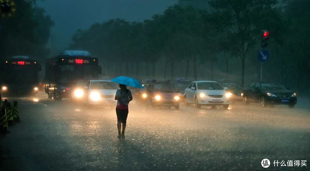 【值日声】就算大雨让整座城市颠倒，公司还是会记你迟到...是什么动力让你漂洋过海也要工作！