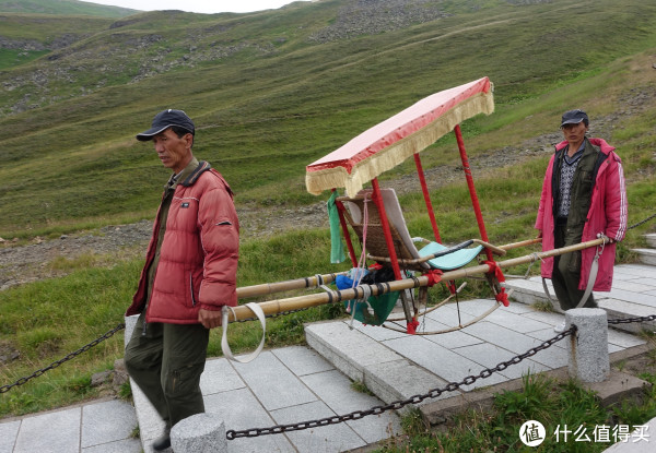 除了自己腿爬外,还有这种人力轿子,来回700元,上山单程400元.