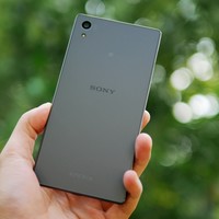 索尼 Xperia Z5外观介绍(屏幕|前置摄像头|电源指纹组合键|闪光灯|插孔)