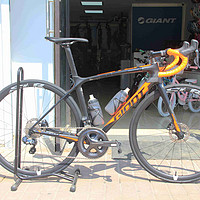 #首晒# 满满的诚意，奇葩的搭配，性能的怪兽：GIANT TCR ADV PRO 1 DISC 单车评测