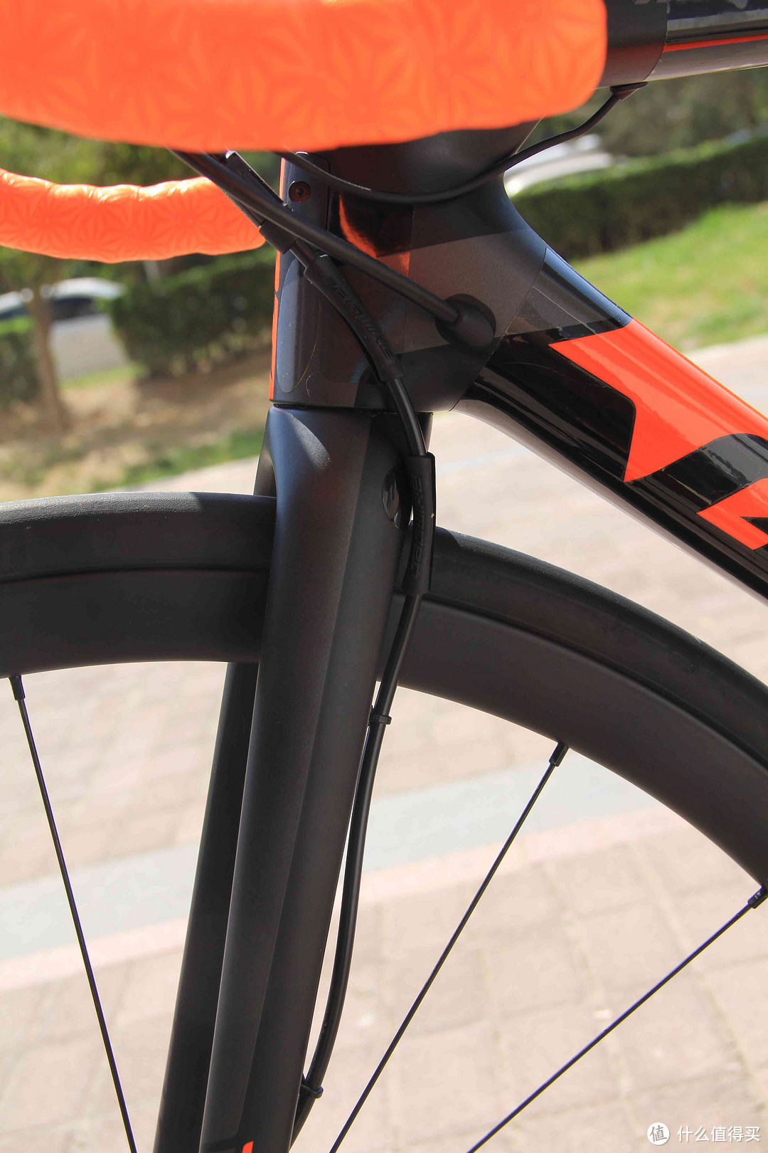 #首晒# 满满的诚意，奇葩的搭配，性能的怪兽：GIANT TCR ADV PRO 1 DISC 单车评测