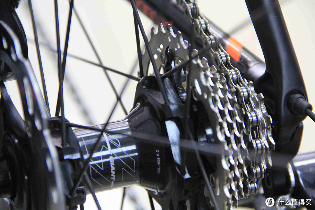 #首晒# 满满的诚意，奇葩的搭配，性能的怪兽：GIANT TCR ADV PRO 1 DISC 单车评测