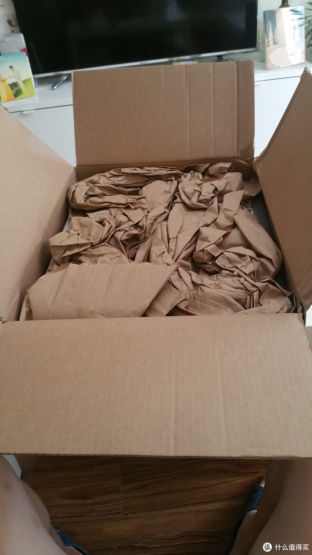 大箱子里面打开后，全是纸团