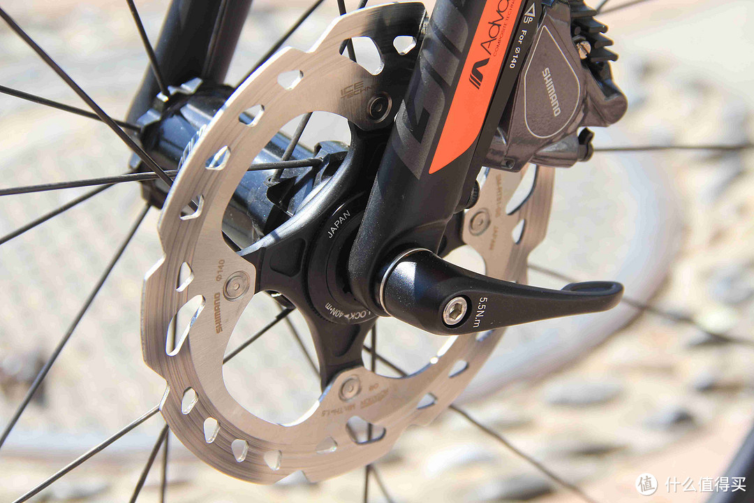 #首晒# 满满的诚意，奇葩的搭配，性能的怪兽：GIANT TCR ADV PRO 1 DISC 单车评测