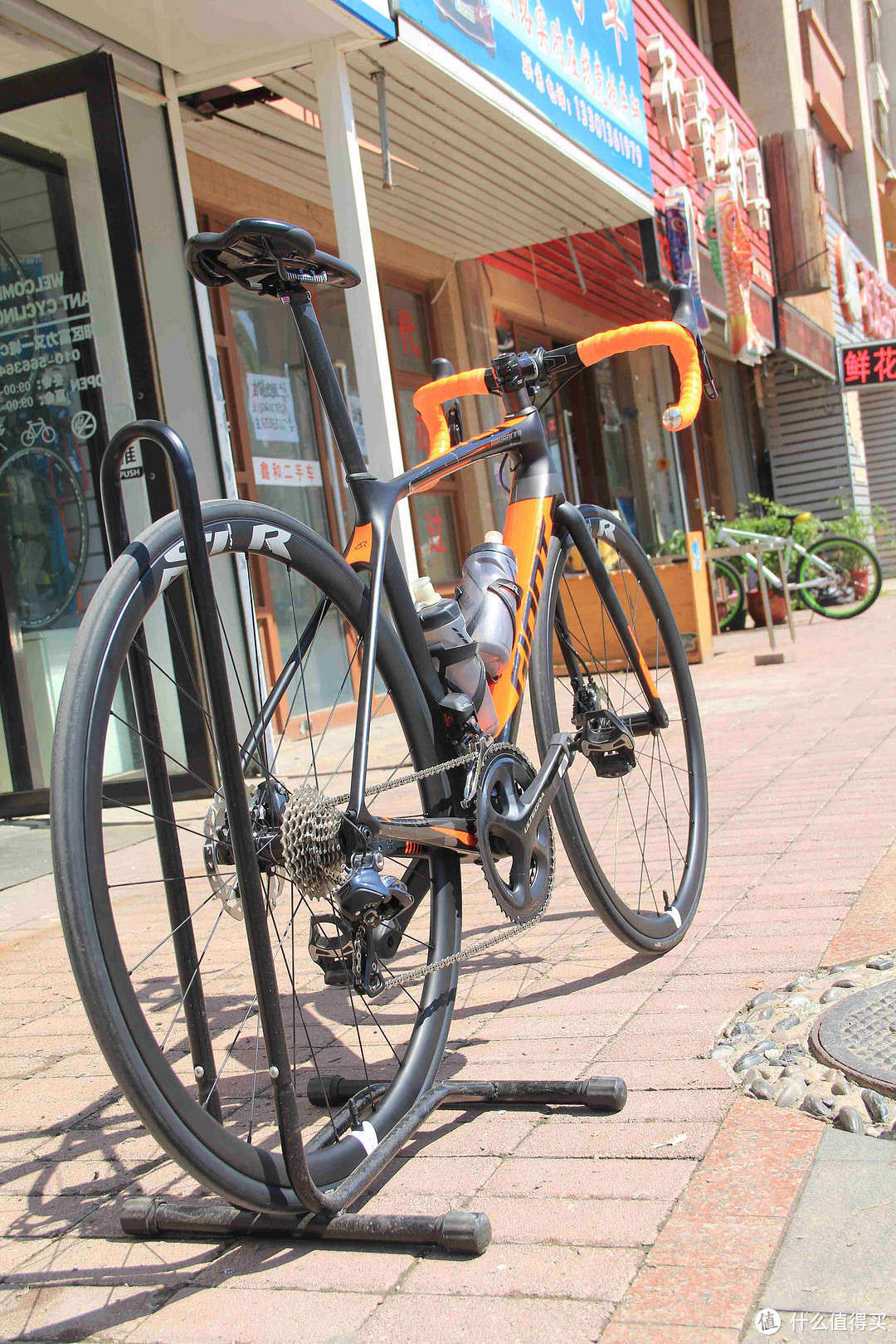 #首晒# 满满的诚意，奇葩的搭配，性能的怪兽：GIANT TCR ADV PRO 1 DISC 单车评测